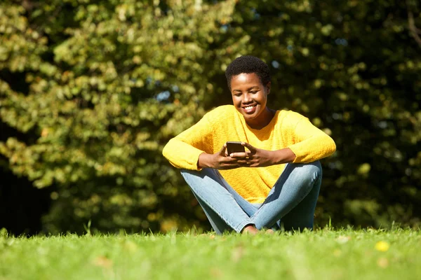 Retrato Una Hermosa Joven Negra Sentada Parque Mirando Teléfono Celular —  Fotos de Stock
