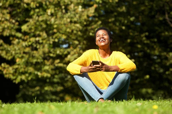 Retrato Una Joven Mujer Negra Sentada Parque Con Teléfono Celular —  Fotos de Stock