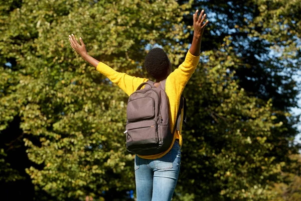 Porträt Von Hinten Einer Jungen Schwarzen Frau Mit Ausgestreckten Armen — Stockfoto