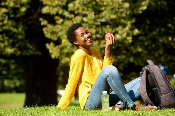 Retrato Una Joven Sana Con Manzana Parque —  Fotos de Stock