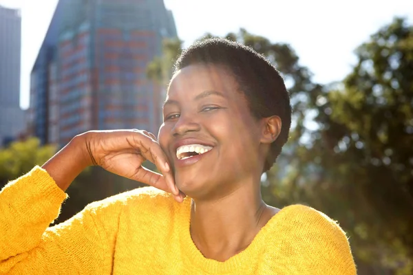 Portret Zdrowe Młode Kobiety Czarny Śmiejąc Się Zewnątrz Bliska — Zdjęcie stockowe