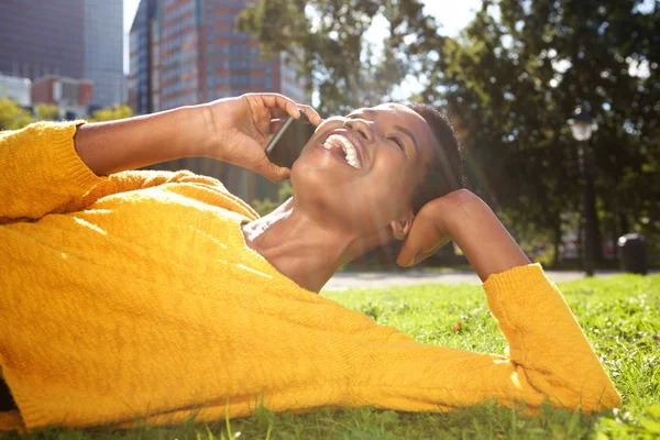 Portret Van Gelukkige Jonge African American Vrouw Ontspannen Park Praten — Stockfoto