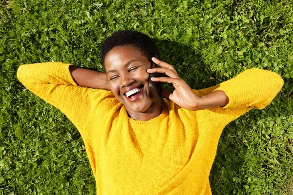 Retrato Arriba Joven Mujer Negra Feliz Acostada Hierba Verde Hablando —  Fotos de Stock