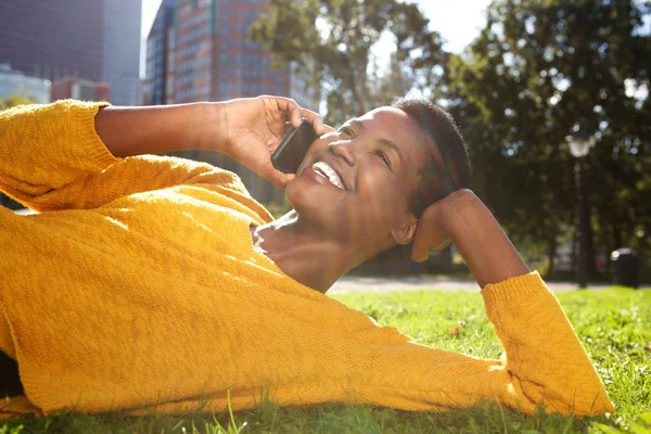 Portret Van Lachende Afrikaanse Amerikaanse Vrouw Praten Met Mobiele Telefoon — Stockfoto