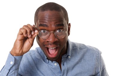 Gözlük ve sürpriz ifade ile genç siyah işadamı portresi kapatın