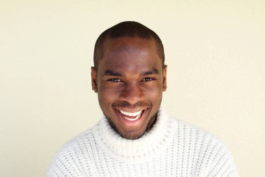 Kadar mutlu siyah adamın yatay dikey duvar tarafından kapatın