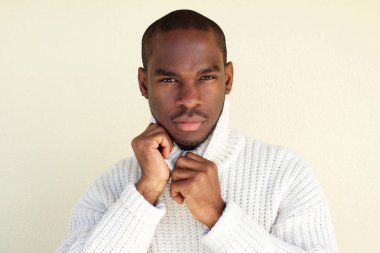 Kadar yakışıklı siyah adamın kazak ile yatay dikey duvar tarafından kapatın