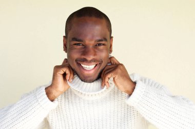 Kazak ile gülümseyen yakışıklı genç Afro-Amerikan adam portresi kapatın 