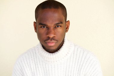 Portre yakışıklı Afrikalı adamın yüzünde ciddi bir ifade ile kapatmak