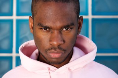 Portre kadar sert genç Afro-Amerikan erkek moda modeli bakarak kapatın