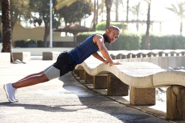 Açık havada şınav sağlıklı genç adam portresi