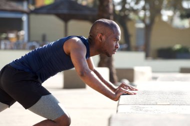 Sportif genç Afro-Amerikan adam açık havada yan portresi
