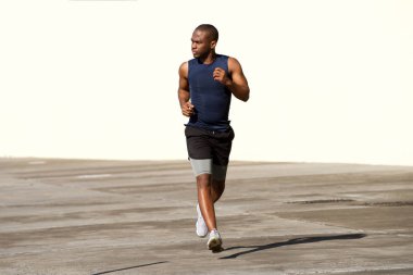 Sağlıklı genç siyah adam açık havada çalışan tam uzunlukta portresi