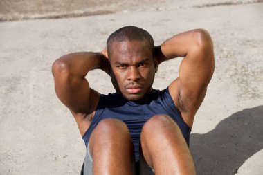 Situps dışında yapan sağlıklı genç siyah erkek portresi