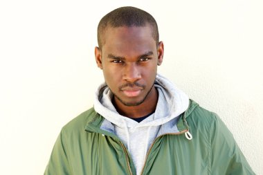 Yakışıklı genç siyah adam duvar tarafından bakarak portresi kapatın