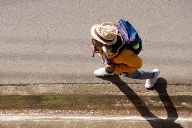 Yukarıdan portresi sokakta yürüyen sırt çantası ile erkek fiyatı