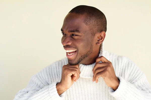 クローズ アップ セーターと笑う陽気なアフリカ系アメリカ人の肖像画 — ストック写真