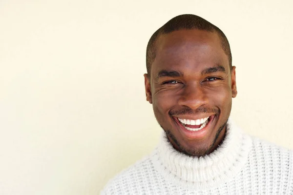 Close Retrato Feliz Jovem Afro Americano Rindo Contra Fundo Luz — Fotografia de Stock