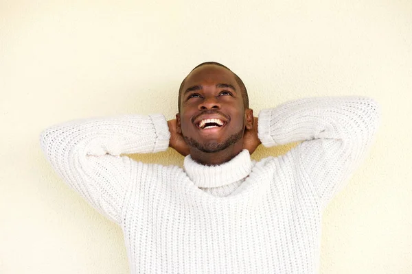 Portret Van Zorgeloos Afro Amerikaanse Man Die Lacht Met Handen — Stockfoto