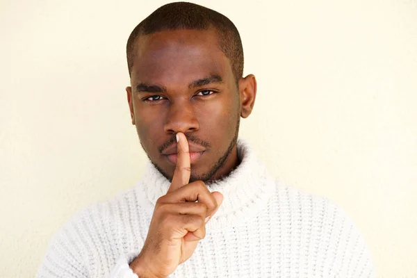 Close Retrato Homem Afro Americano Com Dedo Sobre Lábios — Fotografia de Stock