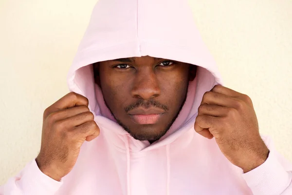 Close Van Portret Van Koele Jonge Zwarte Man Met Hoodie — Stockfoto