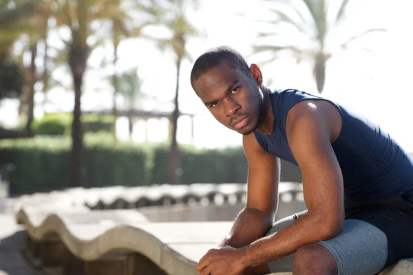 Portret Van Koele Jonge Zwarte Sport Man Zitten Buiten — Stockfoto