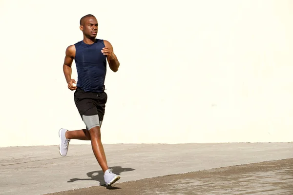 Tam Vücut Dışında Sokakta Koşan Sağlıklı Genç Siyah Adam Portresi — Stok fotoğraf