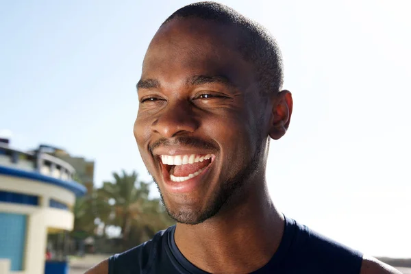Açık Havada Gülen Yakışıklı Genç Siyah Adam Portresi Kapatın — Stok fotoğraf