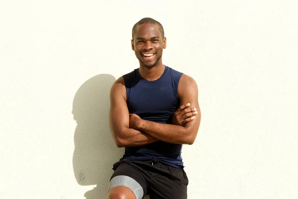 Retrato Joven Afroamericano Guay Que Sonríe Contra Pared —  Fotos de Stock