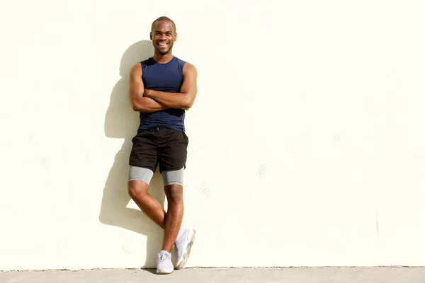 Retrato Cuerpo Completo Joven Feliz Deportista Afroamericano Parado Junto Pared — Foto de Stock