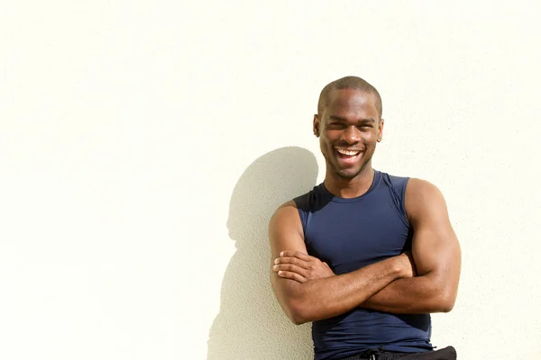 屋外の壁に笑みを浮かべてフィットの若い黒人男性の肖像画 — ストック写真