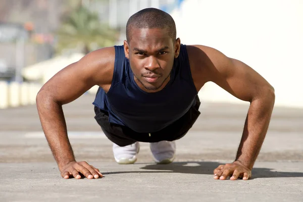 Retrato Joven Negro Sano Haciendo Flexiones Afuera — Foto de Stock