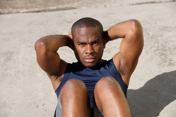 健康的黑人青年在外面做仰卧起坐的肖像 — 图库照片