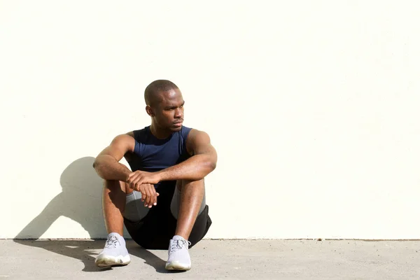 Portret Zdrowy Młody Afroamerykanin Sportowe Mężczyzna Siedzący Przy Ścianie — Zdjęcie stockowe