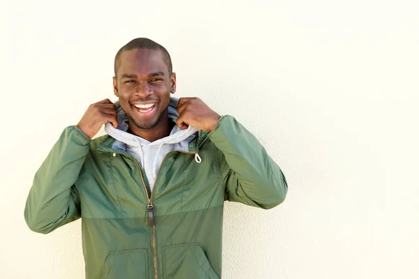 Retrato Hombre Afroamericano Sonriente Con Chaqueta Posando Por Pared — Foto de Stock