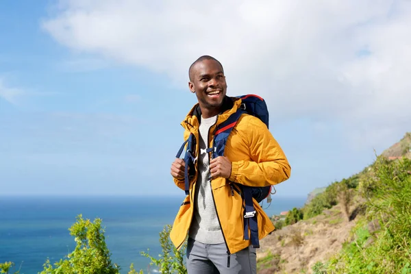 Porträt Eines Glücklichen Afrikanisch Amerikanischen Mannes Mit Rucksack Der Natur — Stockfoto