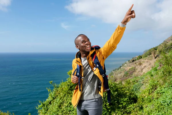 Porträtt Afrikanska Amerikanska Manliga Vandrare Med Ryggsäck Pekande Finger Utomhus — Stockfoto