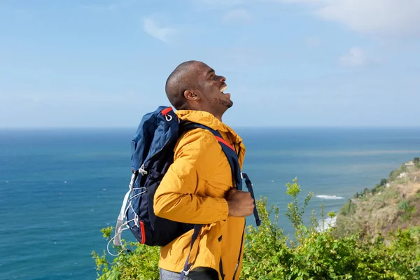 Mutlu Genç Afro Amerikan Adam Sırt Çantası Ile Doğada Hiking — Stok fotoğraf