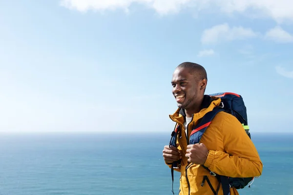 Retrato Lateral Del Sonriente Viajero Afroamericano Caminando Por Mar Con —  Fotos de Stock