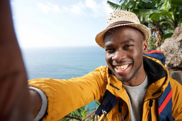 Retrato Caminhante Masculino Afro Americano Feliz Com Mochila Tirando Selfie — Fotografia de Stock