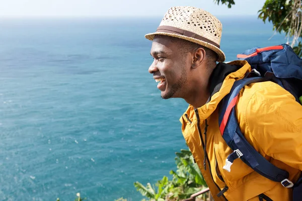 Retrato Hombre Afroamericano Con Mochila Sombrero Mirando Mar — Foto de Stock