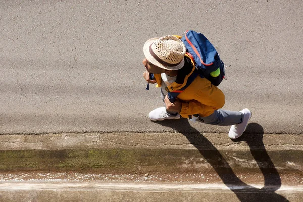 Yukarıdan portresi sokakta yürüyen sırt çantası ile erkek fiyatı