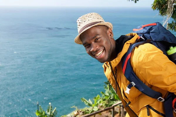 Retrato Lateral Feliz Joven Afroamericano Viajero Masculino Con Mochila Sombrero — Foto de Stock