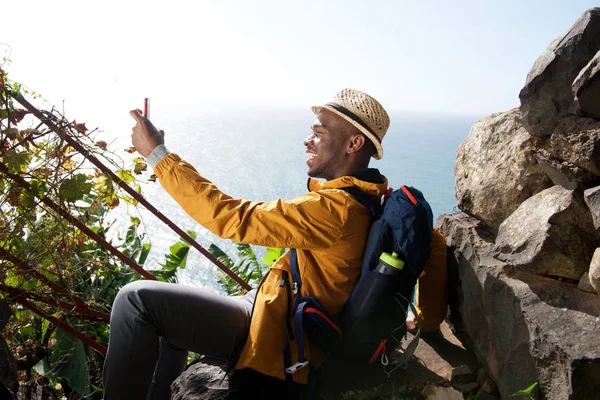Retrato Feliz Afroamericano Senderista Masculino Relajante Tomando Selfie — Foto de Stock