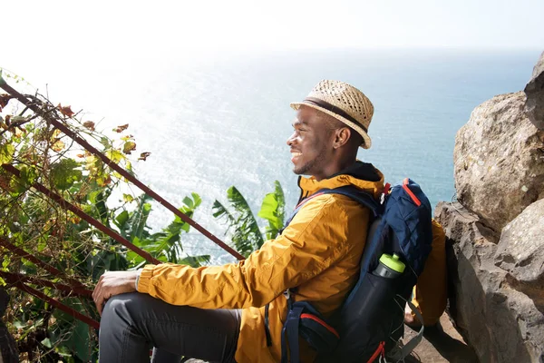 Portrait Latéral Jeune Homme Afro Américain Heureux Relaxant Extérieur — Photo