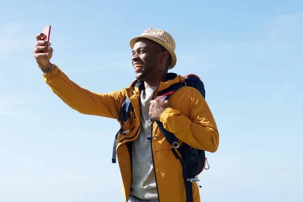 リラックスできるアウトドア 携帯電話で撮影 Selfie 幸せな若いアフリカ系アメリカ人男性旅行者の側面の肖像画 — ストック写真