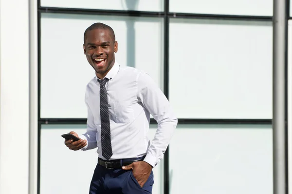 Porträtt Stilig Amerikansk Affärsman Promenader Med Mobiltelefon City — Stockfoto