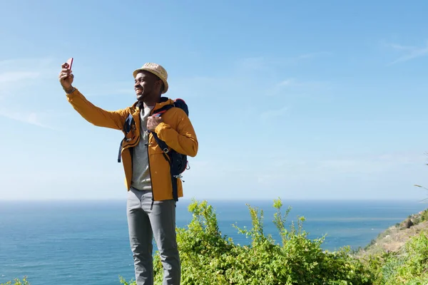 Retrato Feliz Viajante Masculino Tomando Selfie Natureza Por Mar — Fotografia de Stock