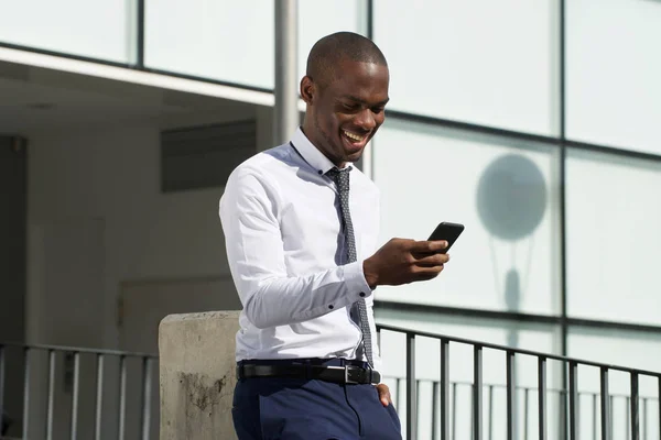Portret Afryki Amerykański Biznesmen Patrząc Telefon Komórkowy Mieście — Zdjęcie stockowe