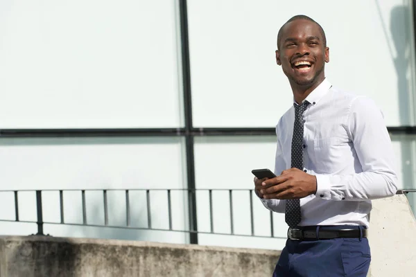 Retrato Lateral Del Hombre Negocios Afroamericano Feliz Caminando Con Teléfono —  Fotos de Stock